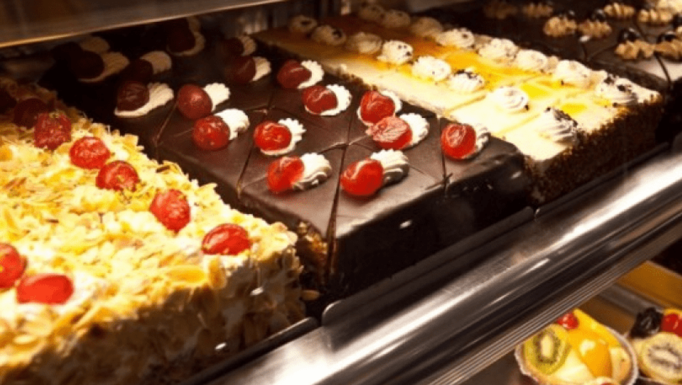 Βόλος: 35χρονος μπήκε στο ζαχαροπλαστείο και άρχισε να πετάει πάστες