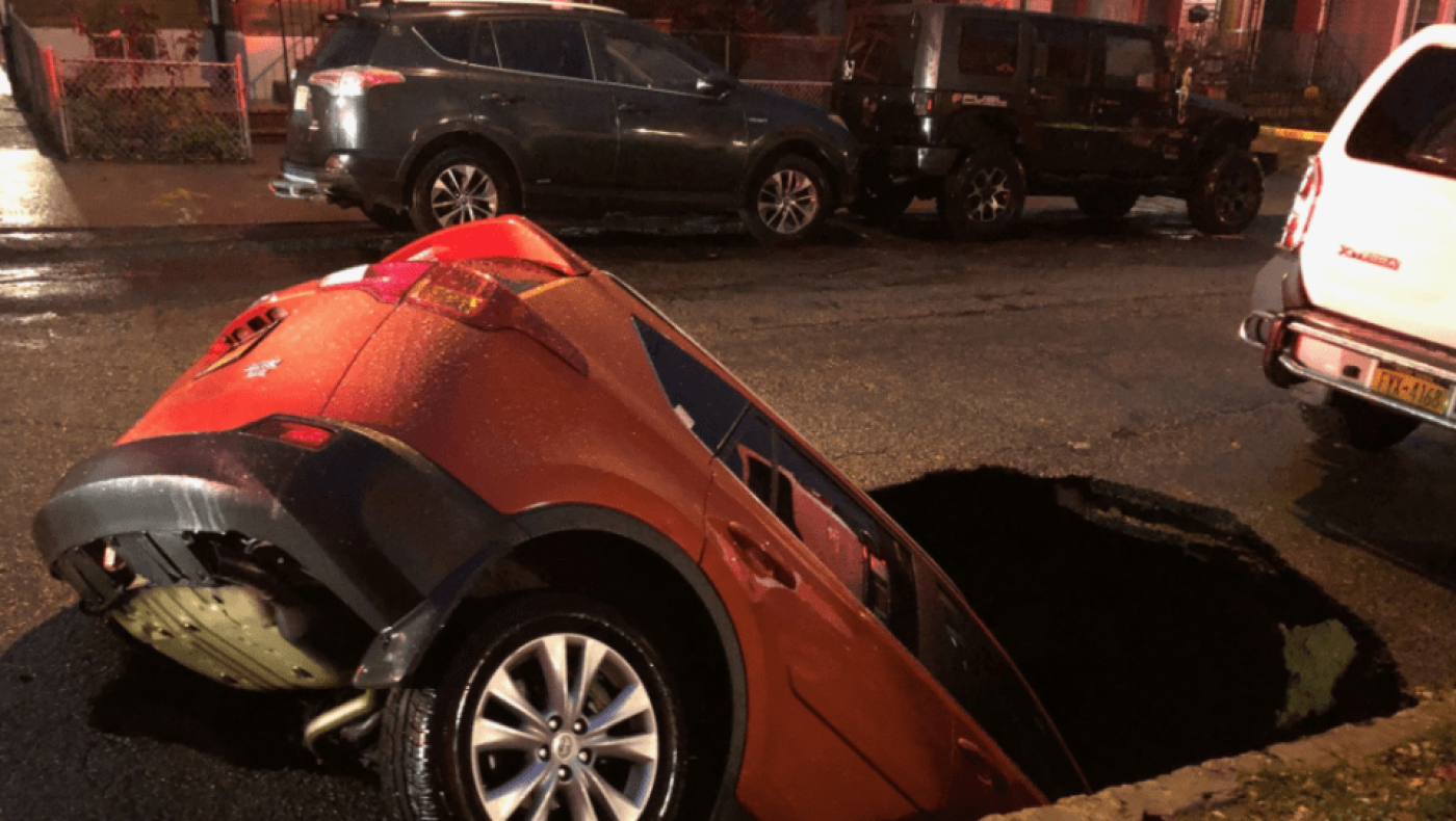Τεράστια τρύπα στο δρόμο «κατάπιε»...αυτοκίνητο στη Νέα Υόρκη
