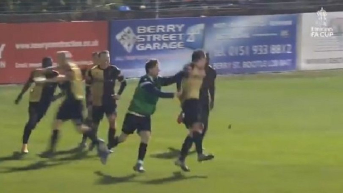 Έπος: Τερματοφύλακας πήγε να πάρει μπύρες για τους οπαδούς με την στολή του!