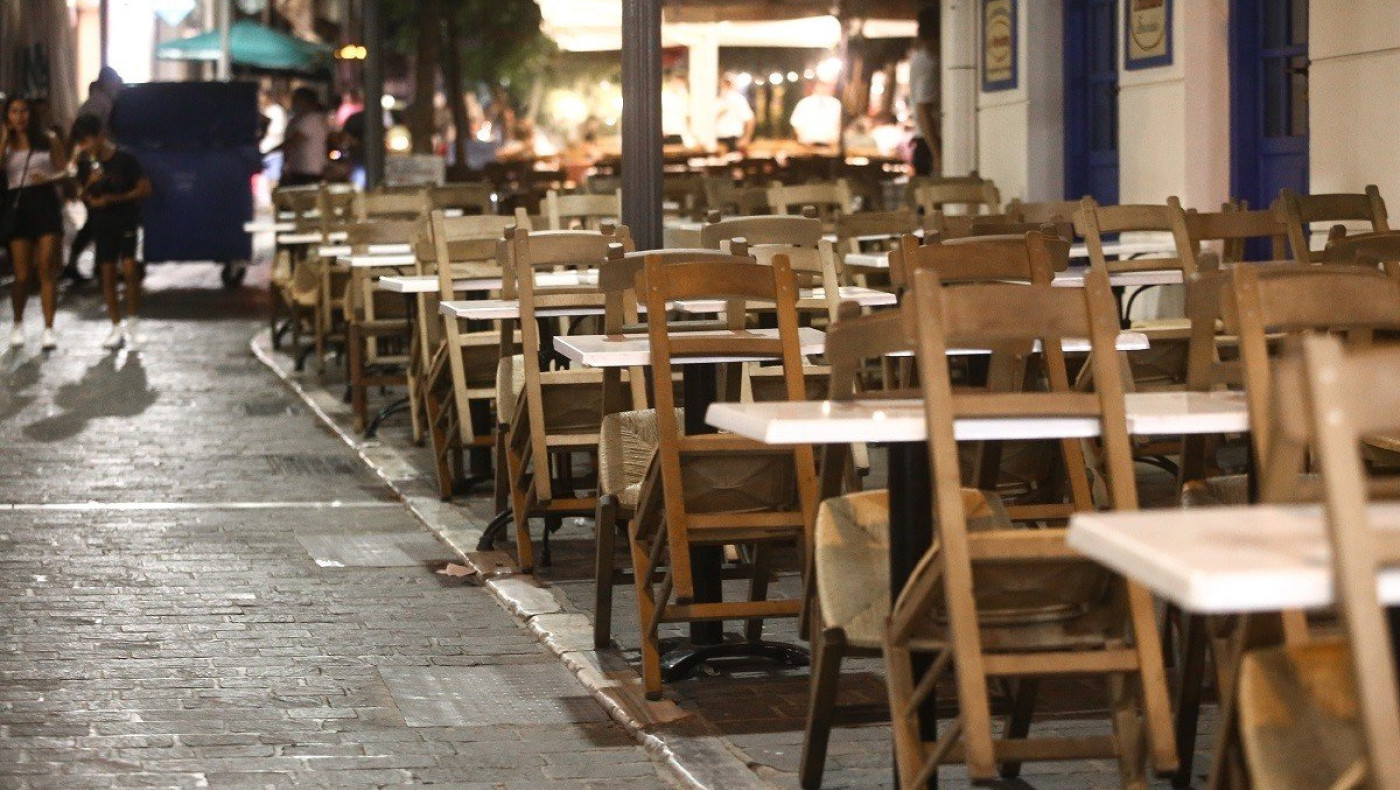 Τέλος τα «αυθαίρετα» τραπέζια καφετεριών σε πλατείες και πεζοδρόμια