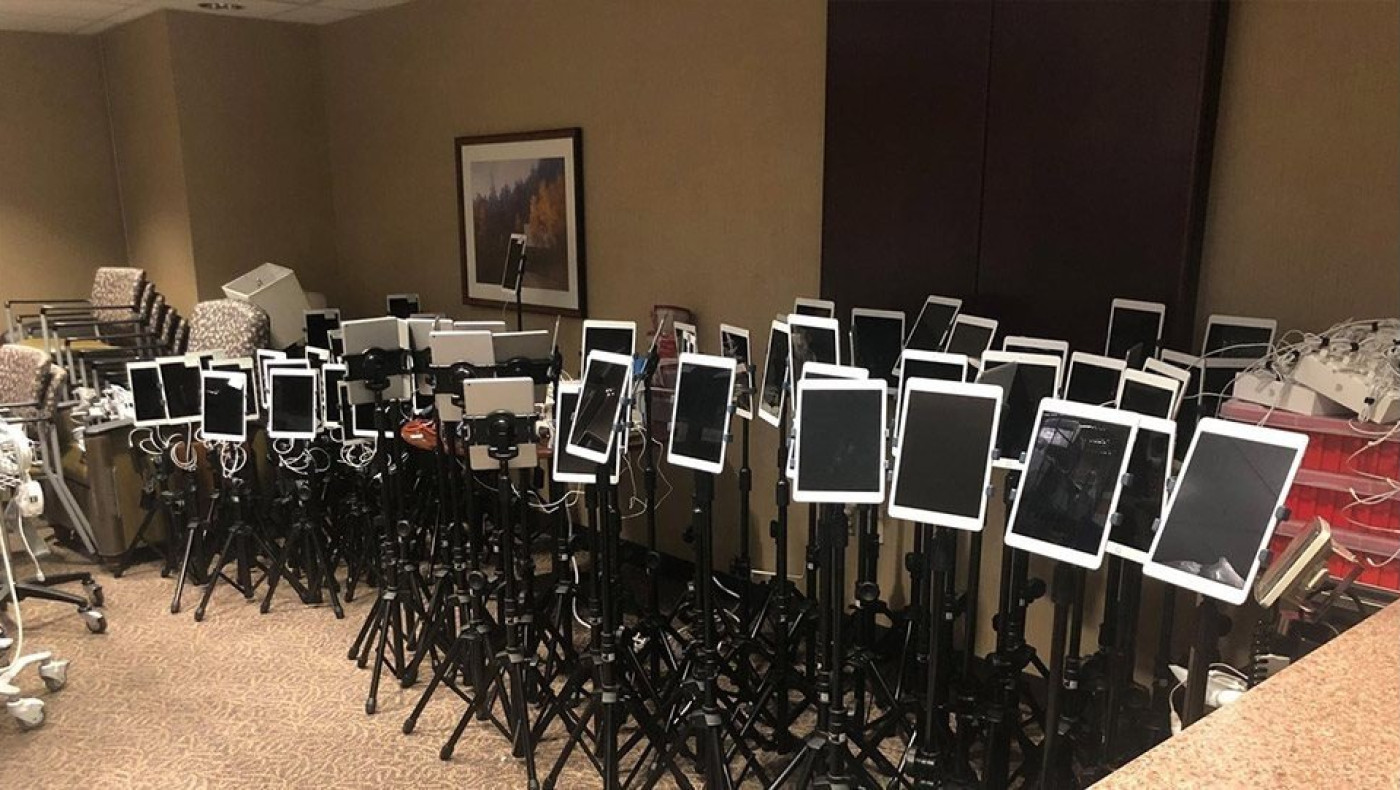 Σοκαριστικό: Τάμπλετ έξω από ΜΕΘ για τα τελευταία αντίο των συγγενών