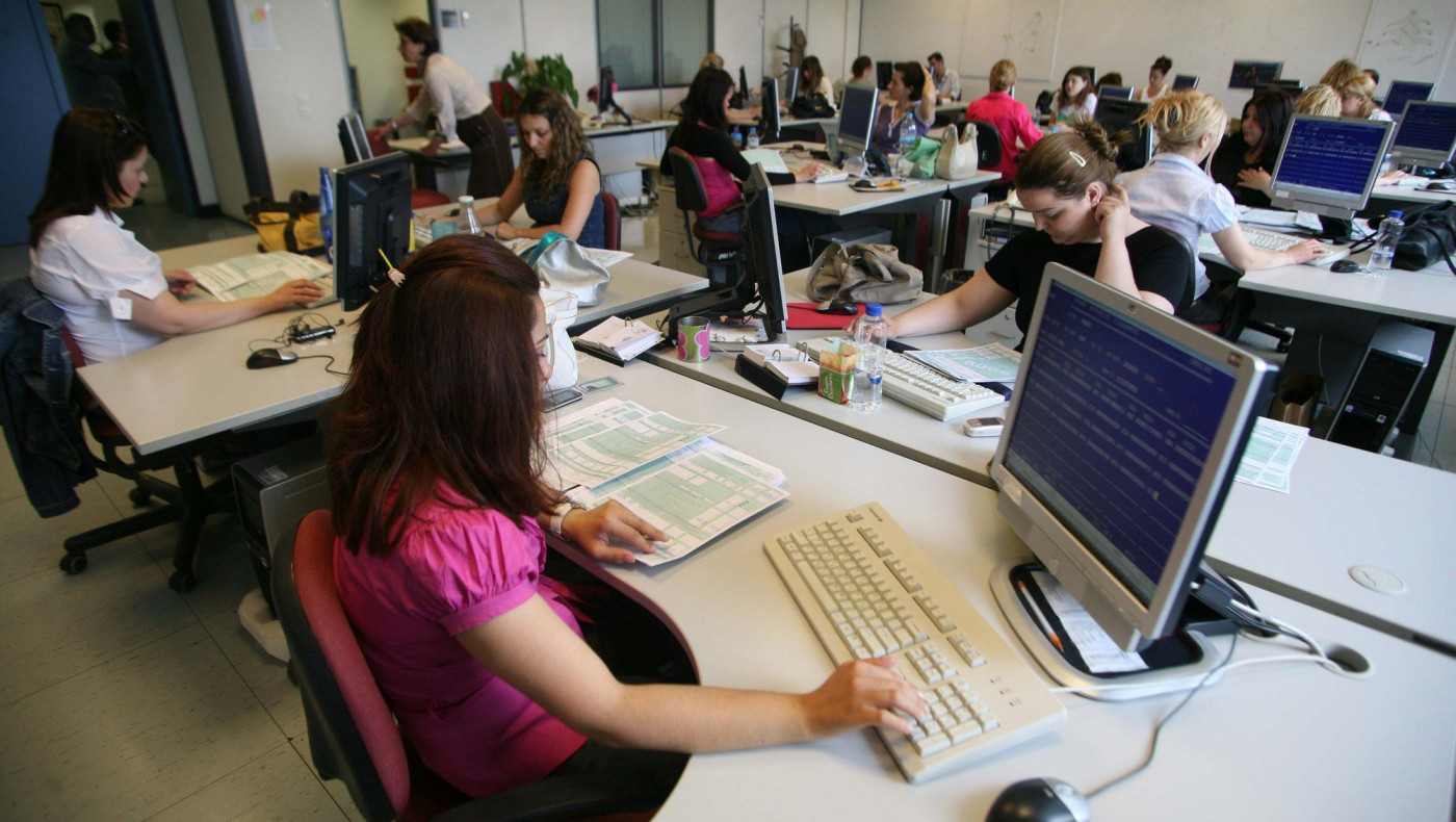 Ενας μισθός δώρο σε εργαζόμενους στο Δημόσιο και στους ΟΤΑ!