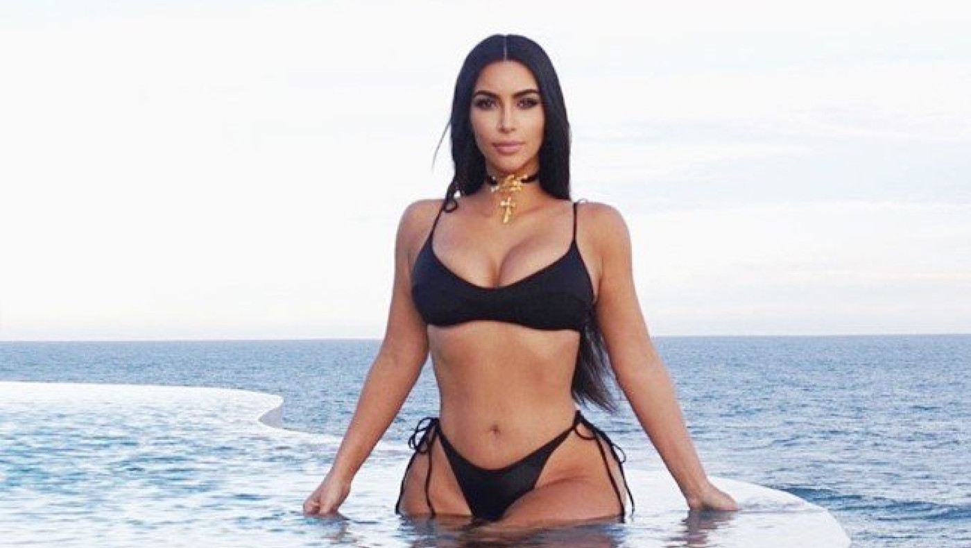 Κιμ Καρντάσιαν: «Κολάζει» με το... ανύπαρκτο μπικίνι της