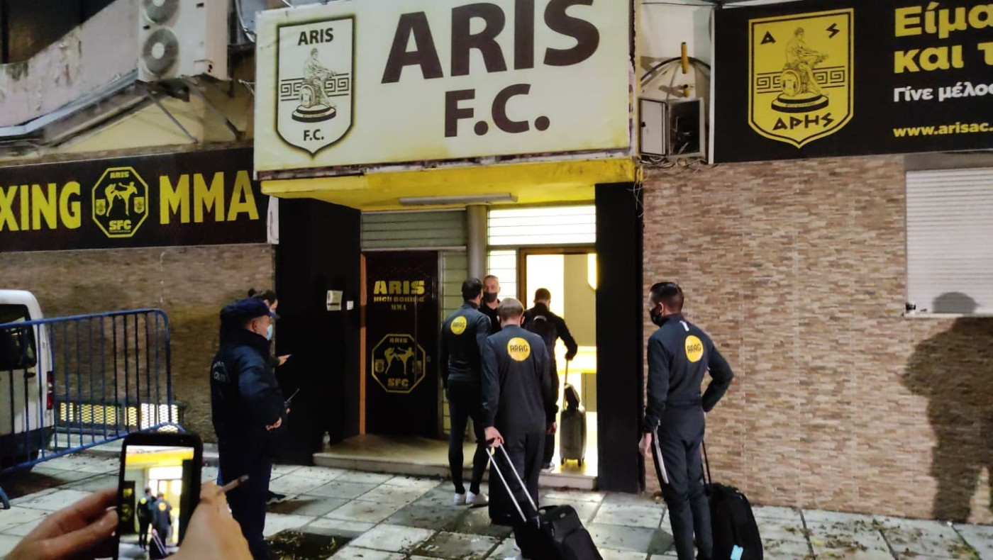 Αυστηρά μέτρα της αστυνομίας έξω από το Βικελίδης