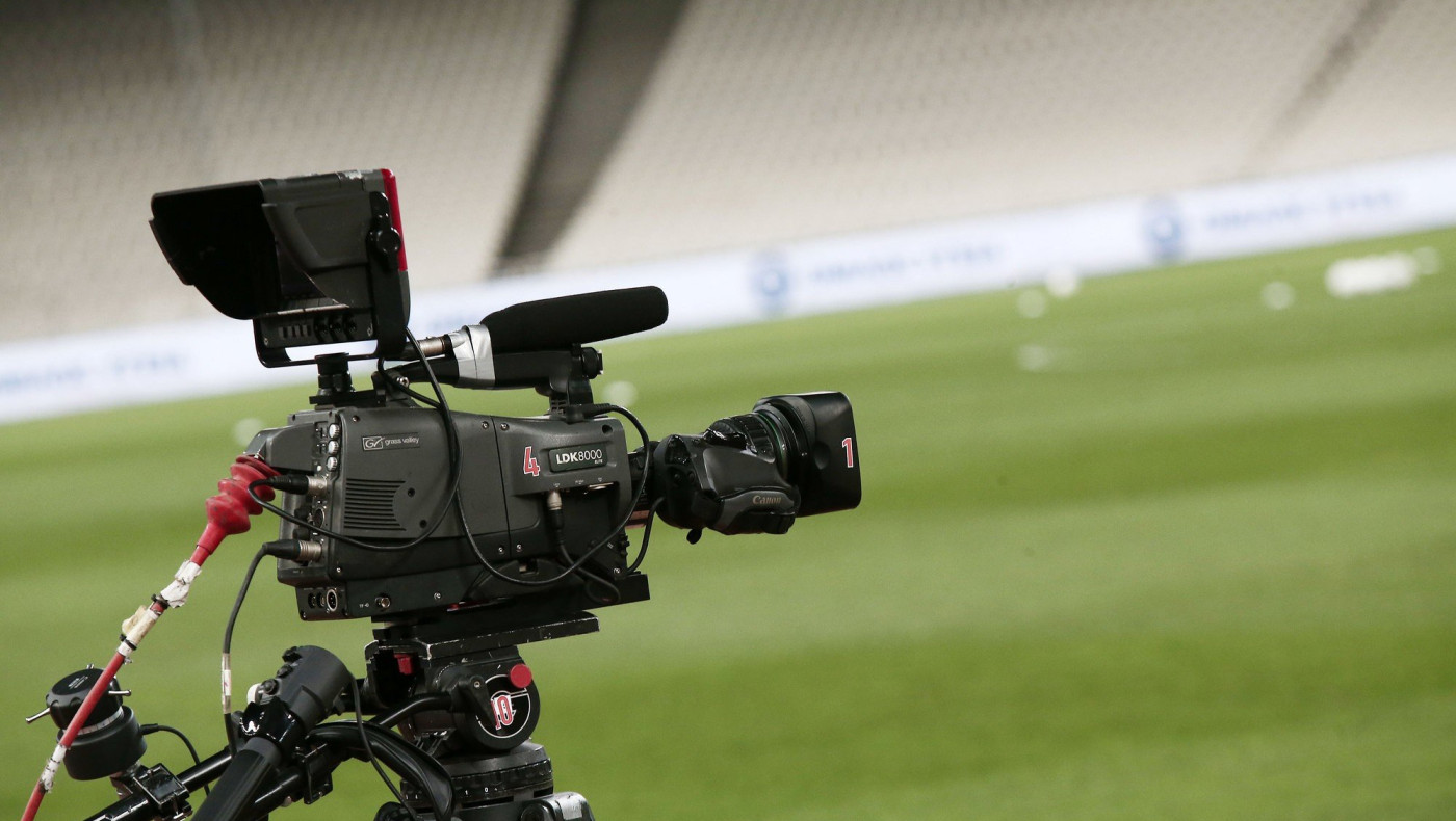 Super League: Nova ή Cosmote;