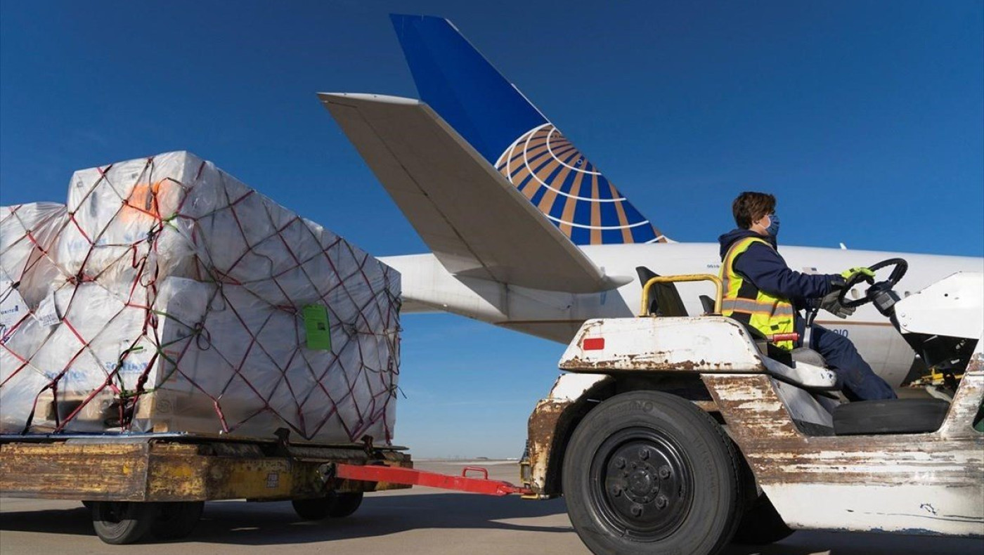 ΗΠΑ: Με κομβόι από νταλίκες ξεκίνησε η διανομή των εμβολίων