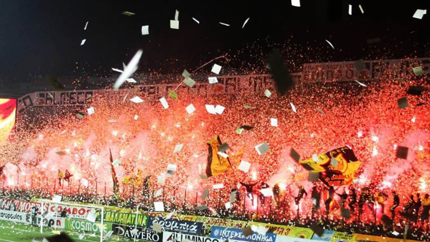 Συνθήματα και πυρσοί από τους οπαδούς του Άρη, ζήτησαν τη νίκη στο ντέρμπι