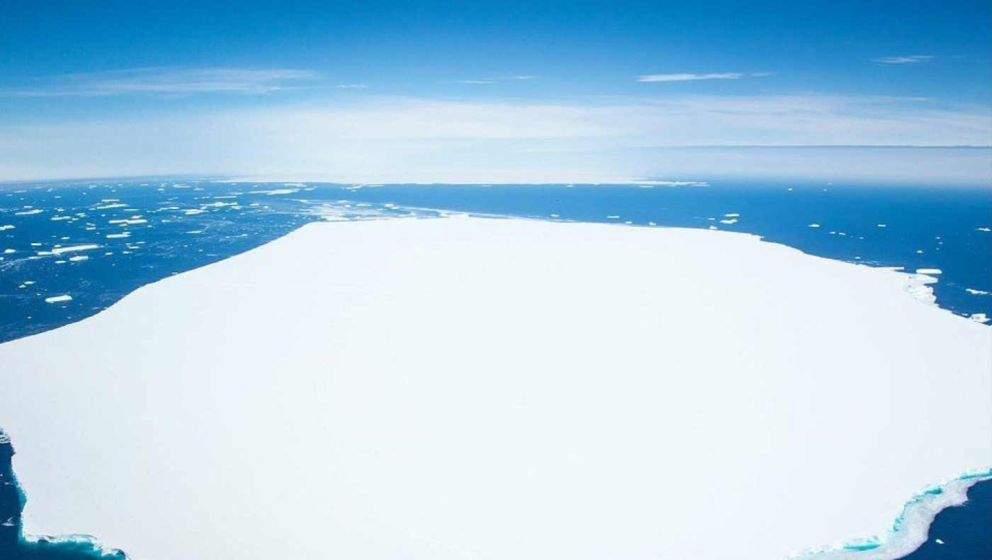 Νότιος Ατλαντικός: Γιγαντιαίο παγόβουνο σπάει σε κομμάτια