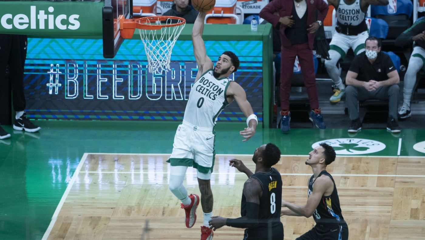 Ζογκλερικό τρίποντο και κορυφή στο χριστουγεννιάτικο ΤΟΡ10 για τον Τέιτουμ