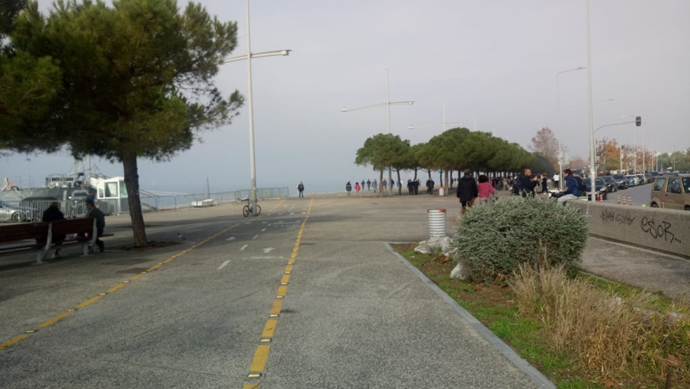 Κόσμος στη Νέα Παραλία και τα Χριστούγεννα