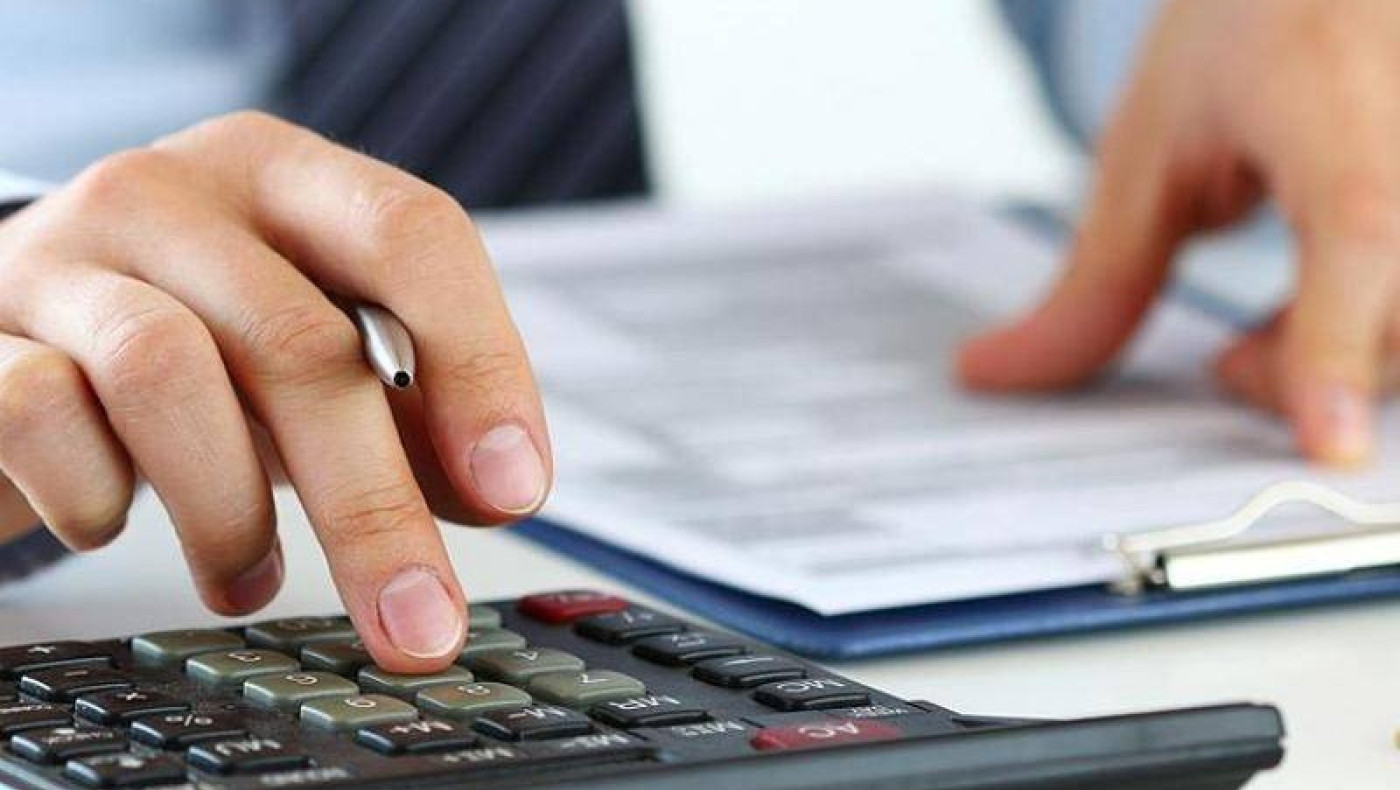 Χρέη στην εφορία: Ποιοι θα κερδίσουν τη νέα ρύθμιση για 120 δόσεις