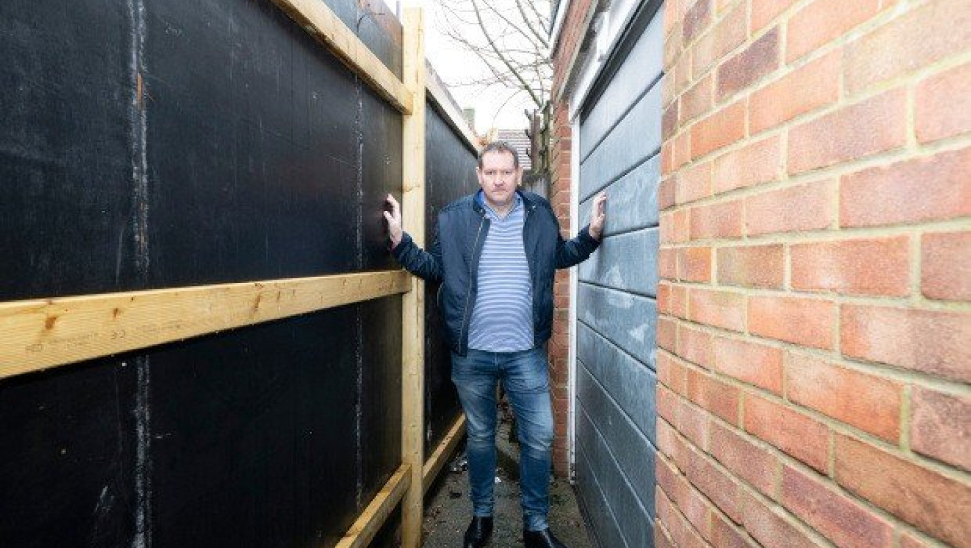 Ο φράχτης του γείτονα του έκλεισε το πάρκινγκ!