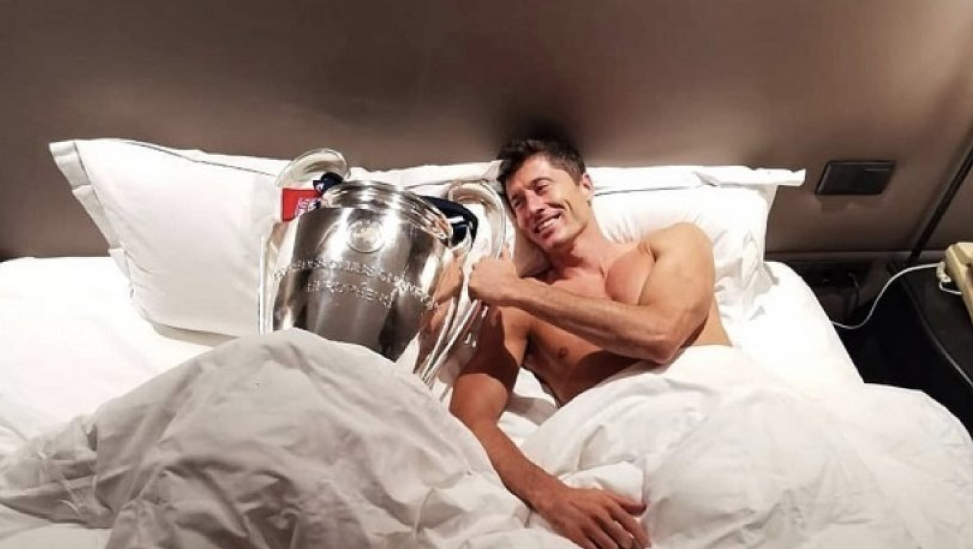 Ο Λεβαντόφσκι γυμνός στο κρεβάτι παρέα με όλα τα τρόπαια που κέρδισε το 2020