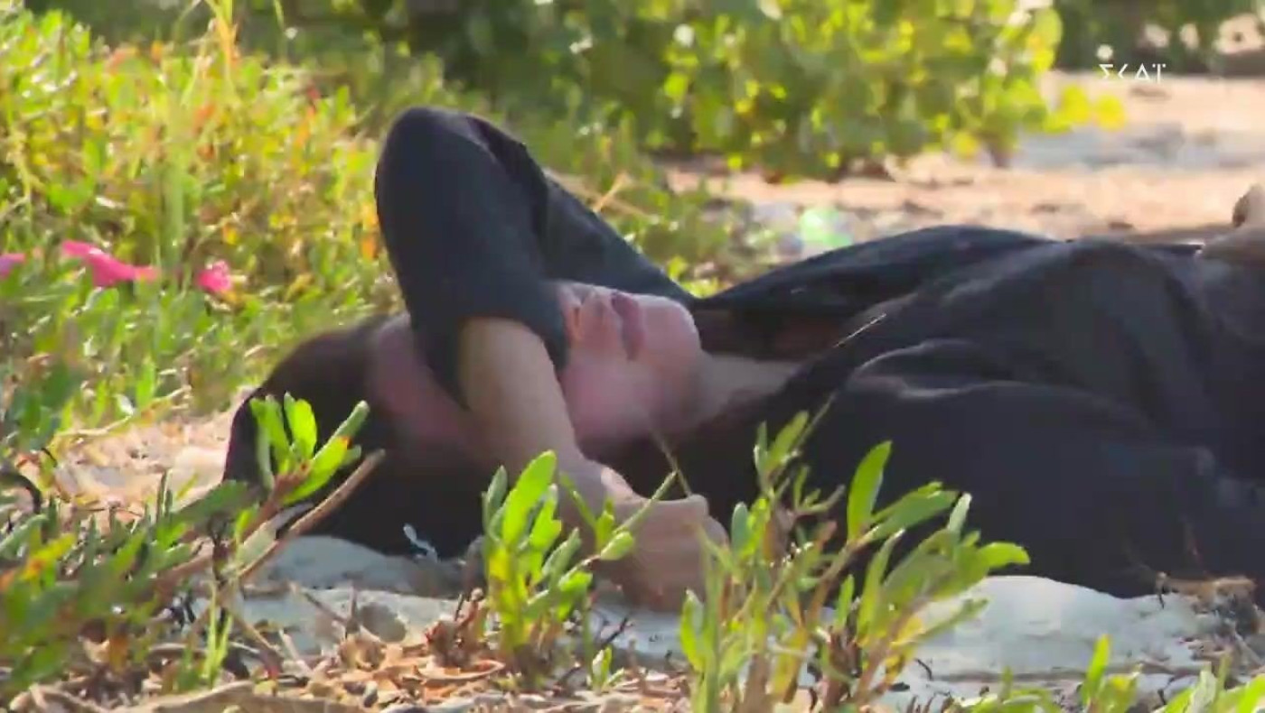 «Στόλισε» την Μαριπόζα στο Survivor: Δεν κάνει τίποτα, όλη μέρα κοιμάται