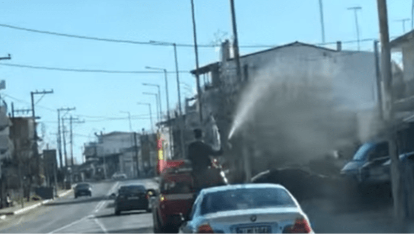 Θεοφάνια: Παπάς «αγιάζει» χωριό της Λαμίας με… υδροφόρα!