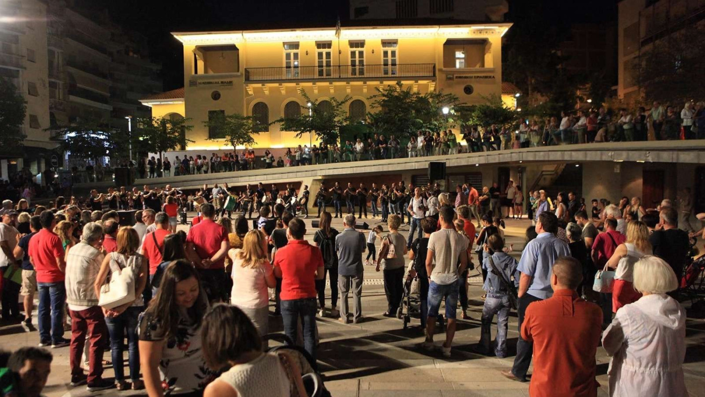 Απίστευτο σκηνικό στην Κοζάνη: Έστησαν πάρτι με χάλκινα παρά τα περιοριστικά μέτρα