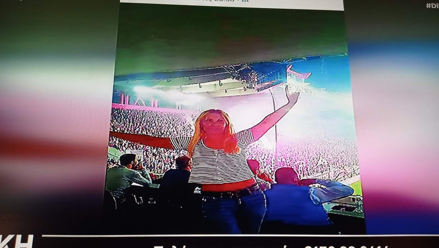 Πρώην αθλητική εισαγγελέας Πειραιά αγκαλιά με την κούπα πρωταθλήματος του Ολυμπιακού