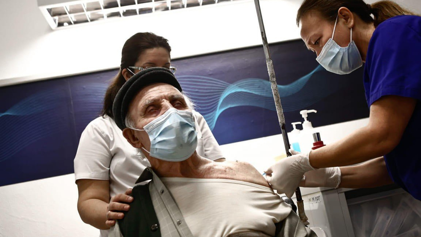 Ανοίγουν οι εμβολιασμοί για τις ηλικίες 60-64 και 75-79