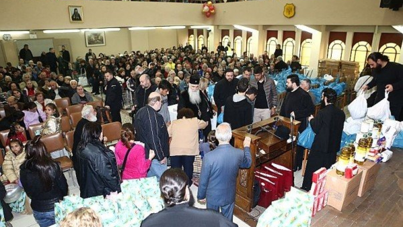 Μοίρασαν φαγητό, δώρα και λαμπάδες (Video)
