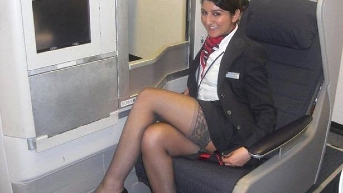 Ημίγυμνες αεροσυνοδοί στο αεροπλάνο! (pics/vid)