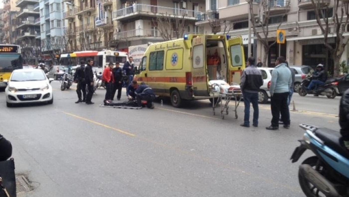 ΤΩΡΑ: Μηχανάκι παρέσυρε και τραυμάτισε πεζή στο κέντρο της Θεσσαλονίκης (ΦΩΤΟ)