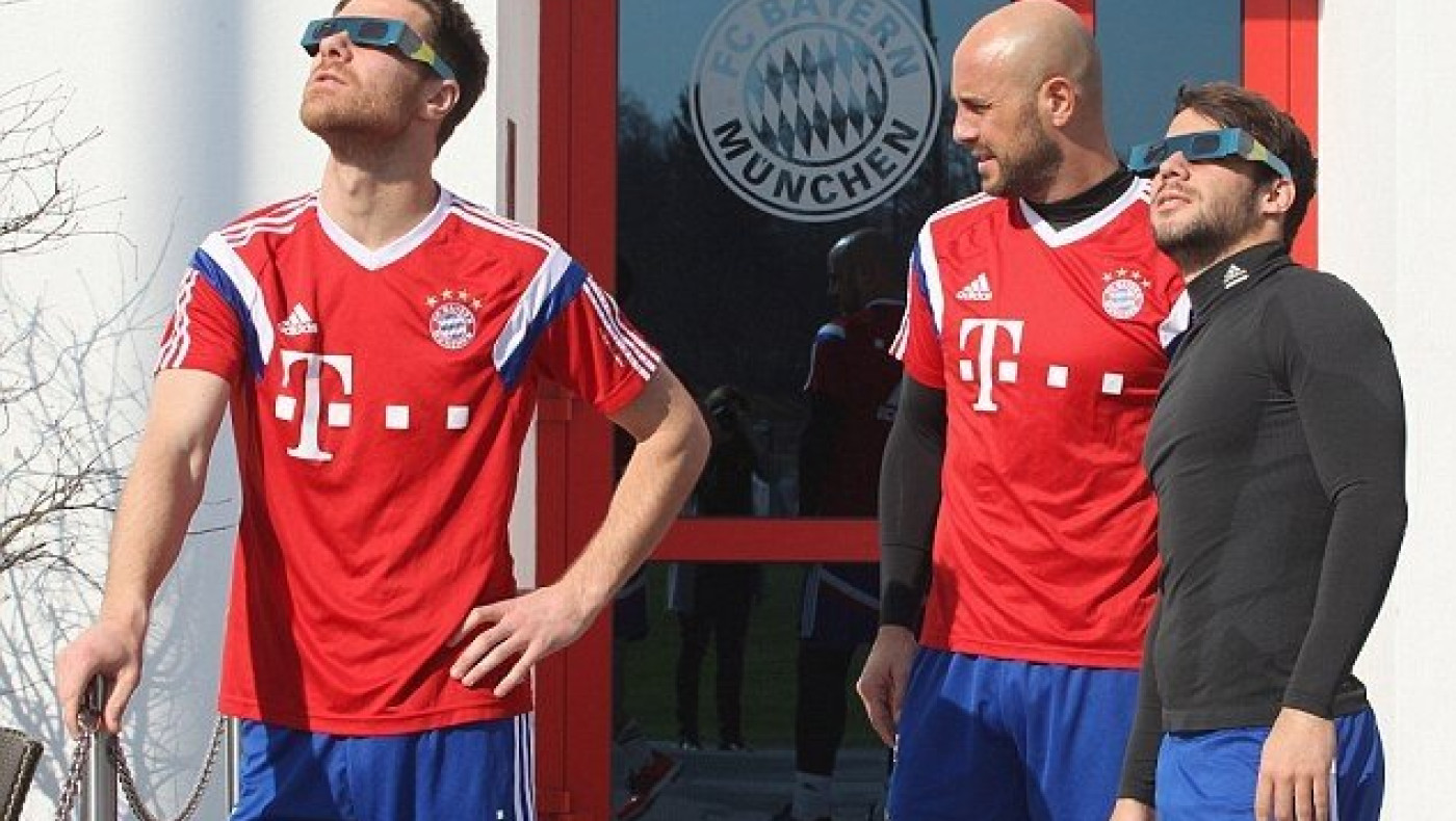 «Χάζεψαν» με την έκλειψη ηλίου οι ποδοσφαιριστές της Μπάγερν Μονάχου! (pics)