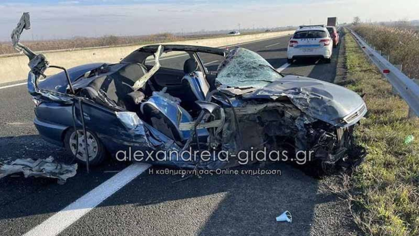 Ημαθία: Εικόνες που σοκάρουν-Σύγκρουση νταλίκας με ΙΧ στην Εγνατία Οδό