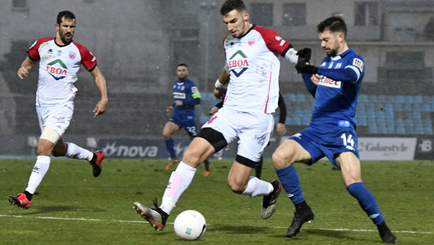 Απέδρασε από τους «Ζωσιμάδες» ο Βόλος, έσπασαν τα δοκάρια στο Αγρίνιο