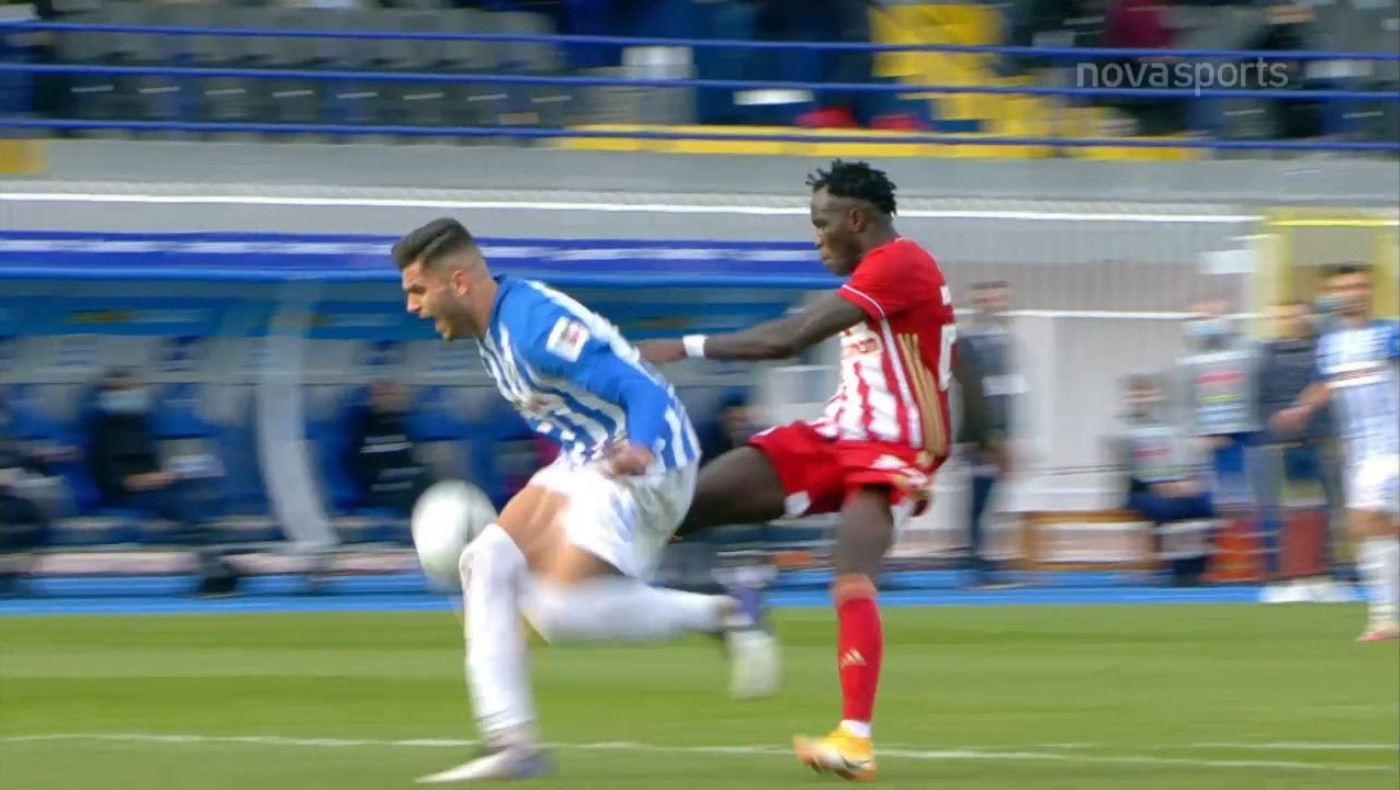 Επιθετικό φάουλ στον Στρούγγη αλλά το γκολ του Ολυμπιακού μέτρησε!