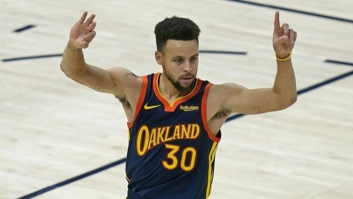 Έγραψε ιστορία ο Κάρι, ξεπέρασε στα τρίποντα τον Ρέτζι Μίλερ