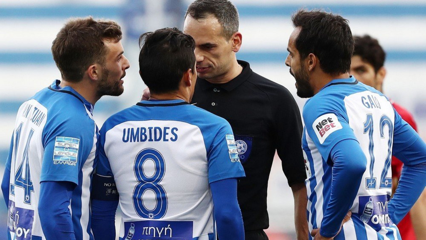 Διαιτητικά όργια στο Περιστέρι και νίκη με το στανιό για Ολυμπιακό