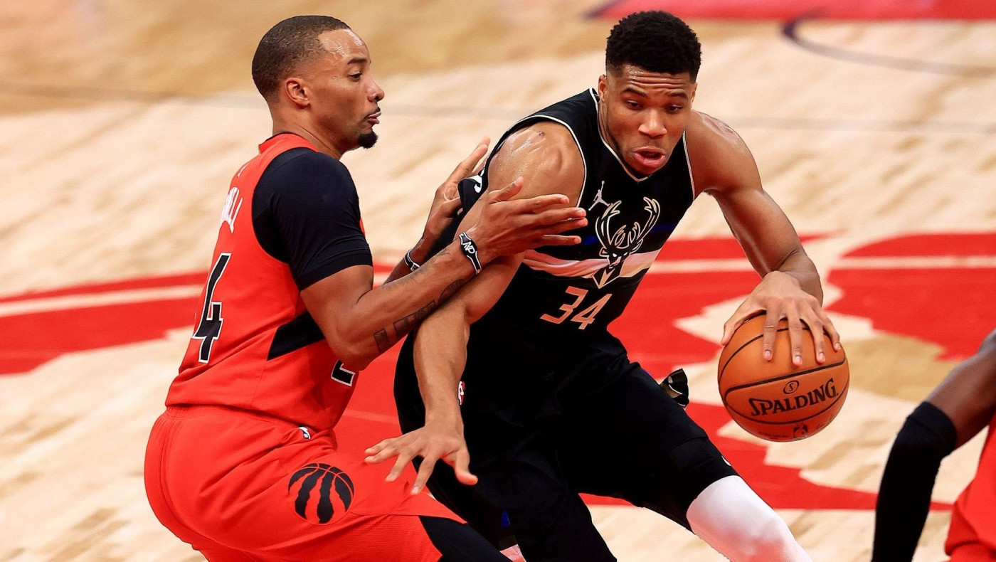 Ο Αντετοκούνμπο «κατάπιε» τους Ράπτορς