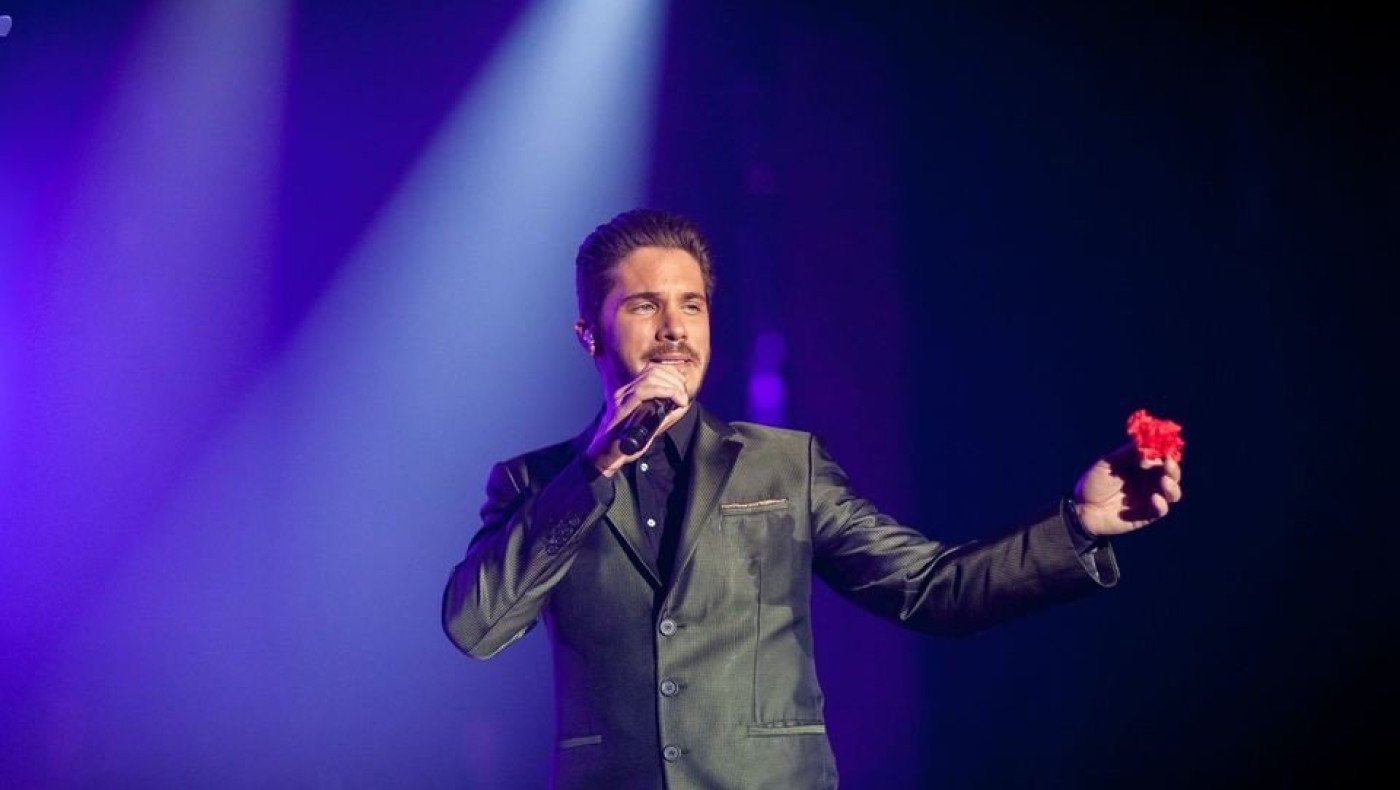 Νίκος Οικονομόπουλος: Η αντίδρασή του όταν ένα πανέρι με λουλούδια «προσγειώθηκε» στο πρόσωπό του