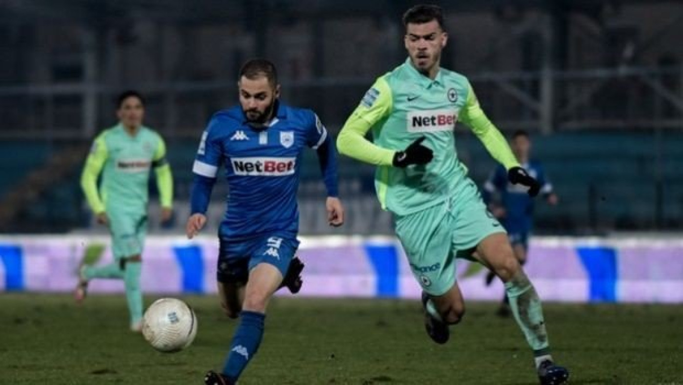 «Βρέχει»... γκολ από το ημίχρονο στο Περιστέρι