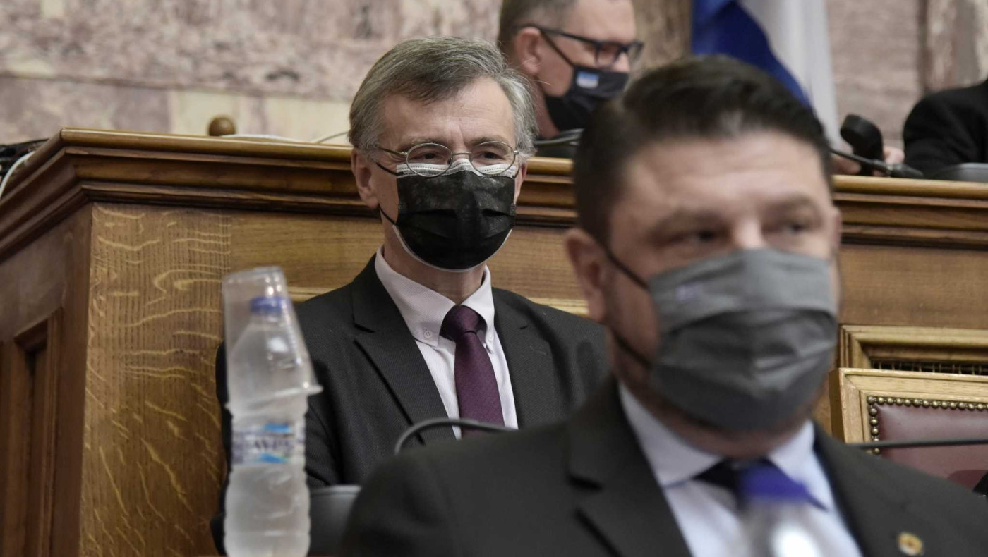 Τσιόδρας με διπλή μάσκα στη Βουλή: «Θα επικρατήσουν παντού οι μεταλλάξεις»