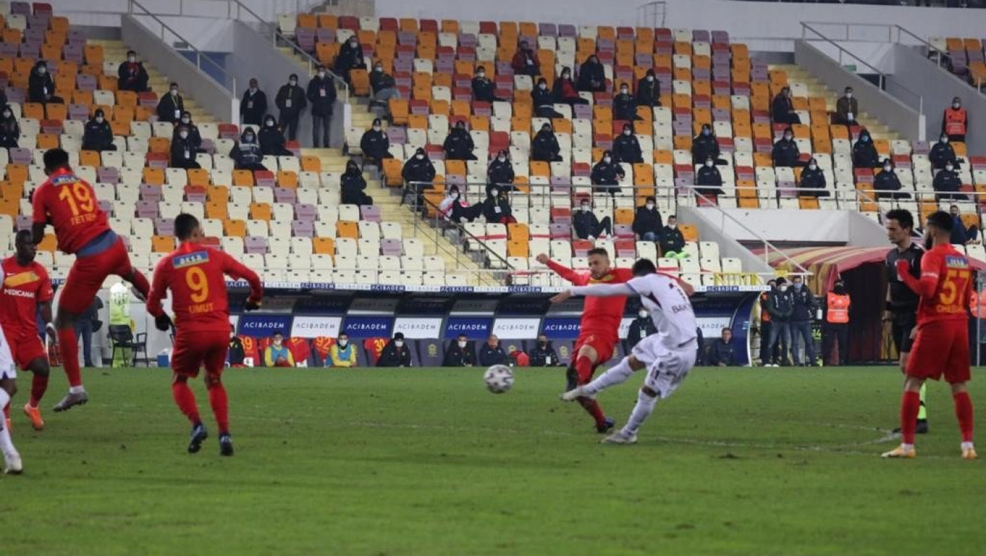 Τηλεκατευθυνόμενη «οβίδα» Μπακασέτα και... απογείωση σπίκερ!