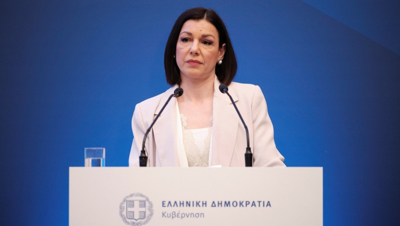 Η κυβέρνηση στηρίζει τη Μενδώνη: «Είναι μία... καλή υπουργός»