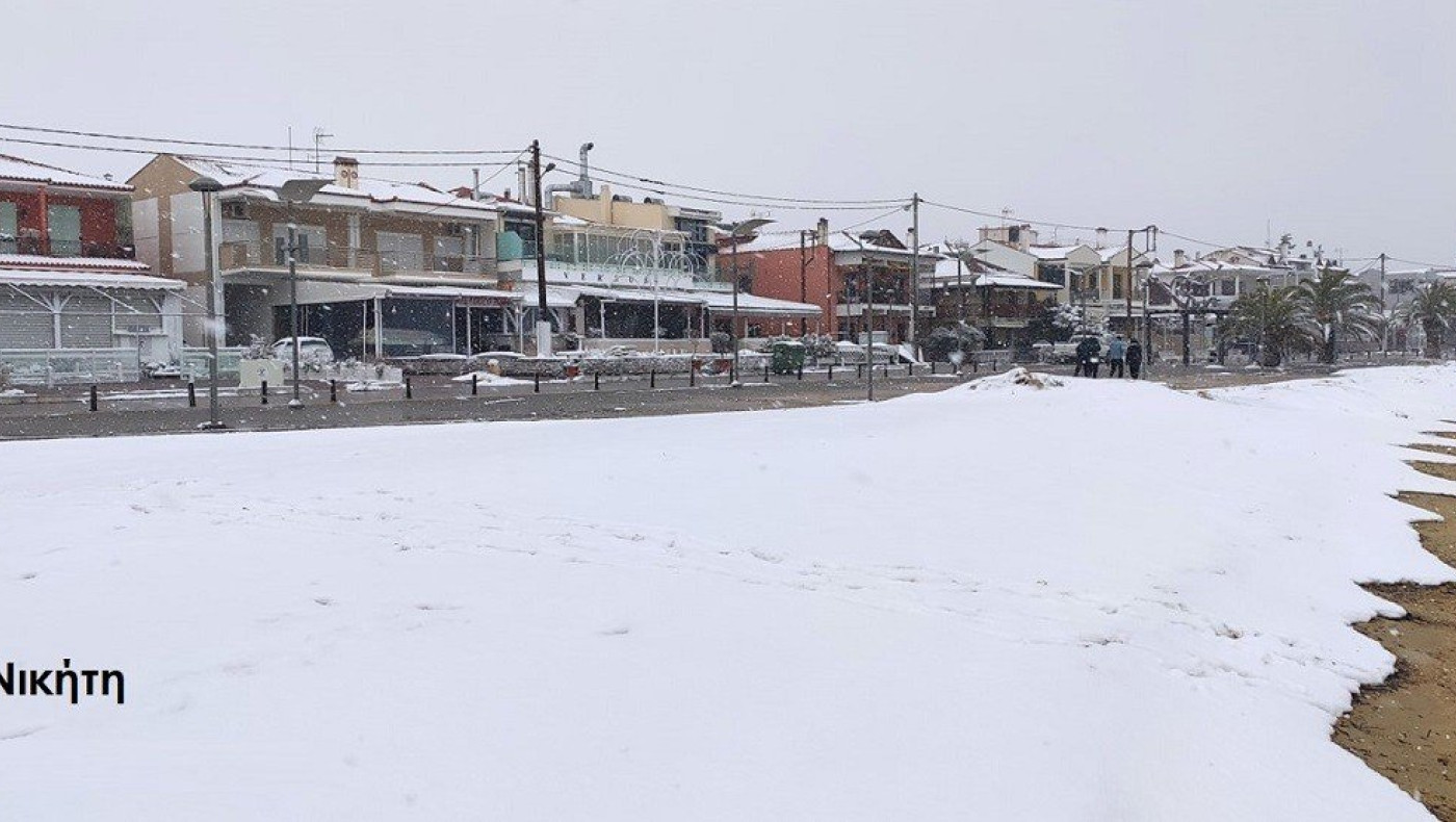 Χαλκιδική: Έγινε λευκή η άμμος από το χιόνι