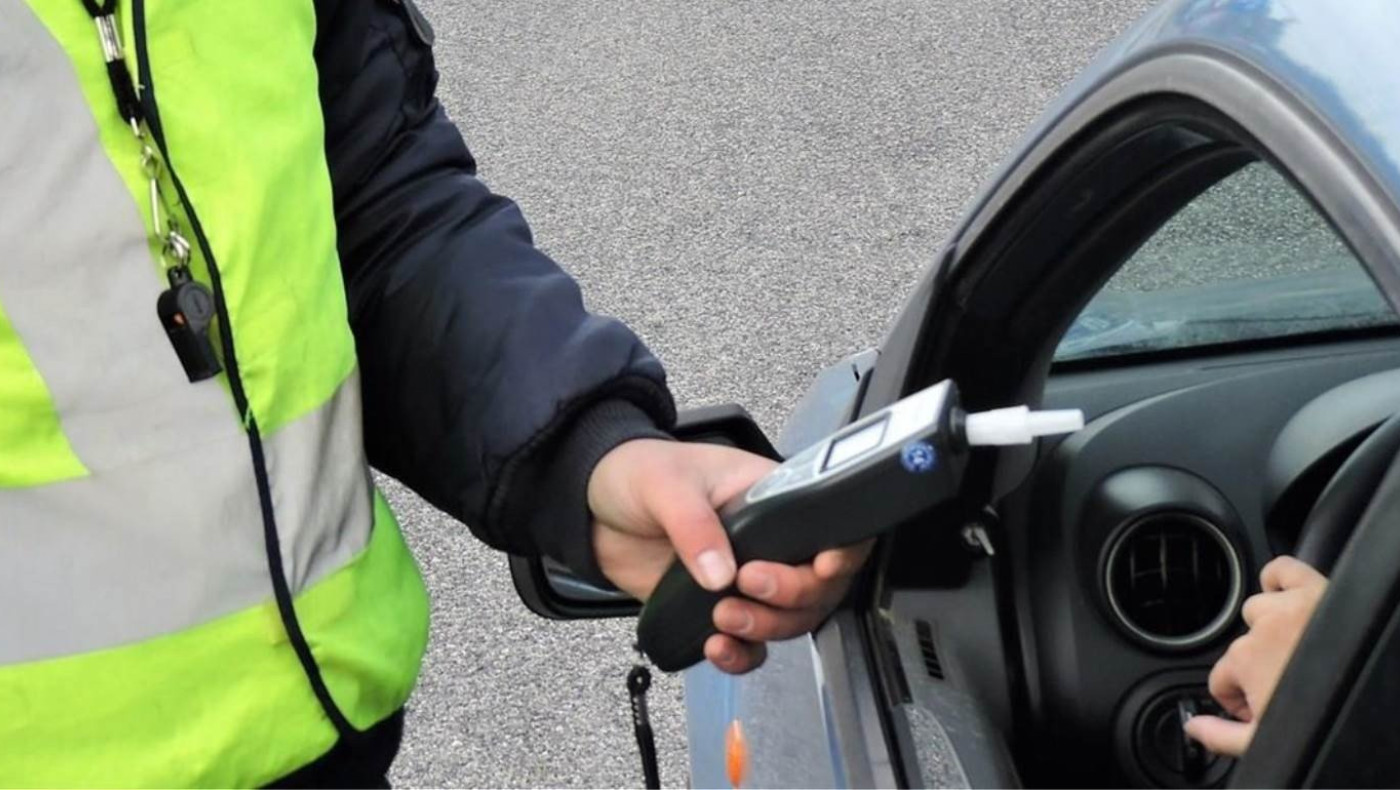 Οδηγός Smart καβαλά το πεζοδρόμιο για να αποφύγει αλκοτέστ!