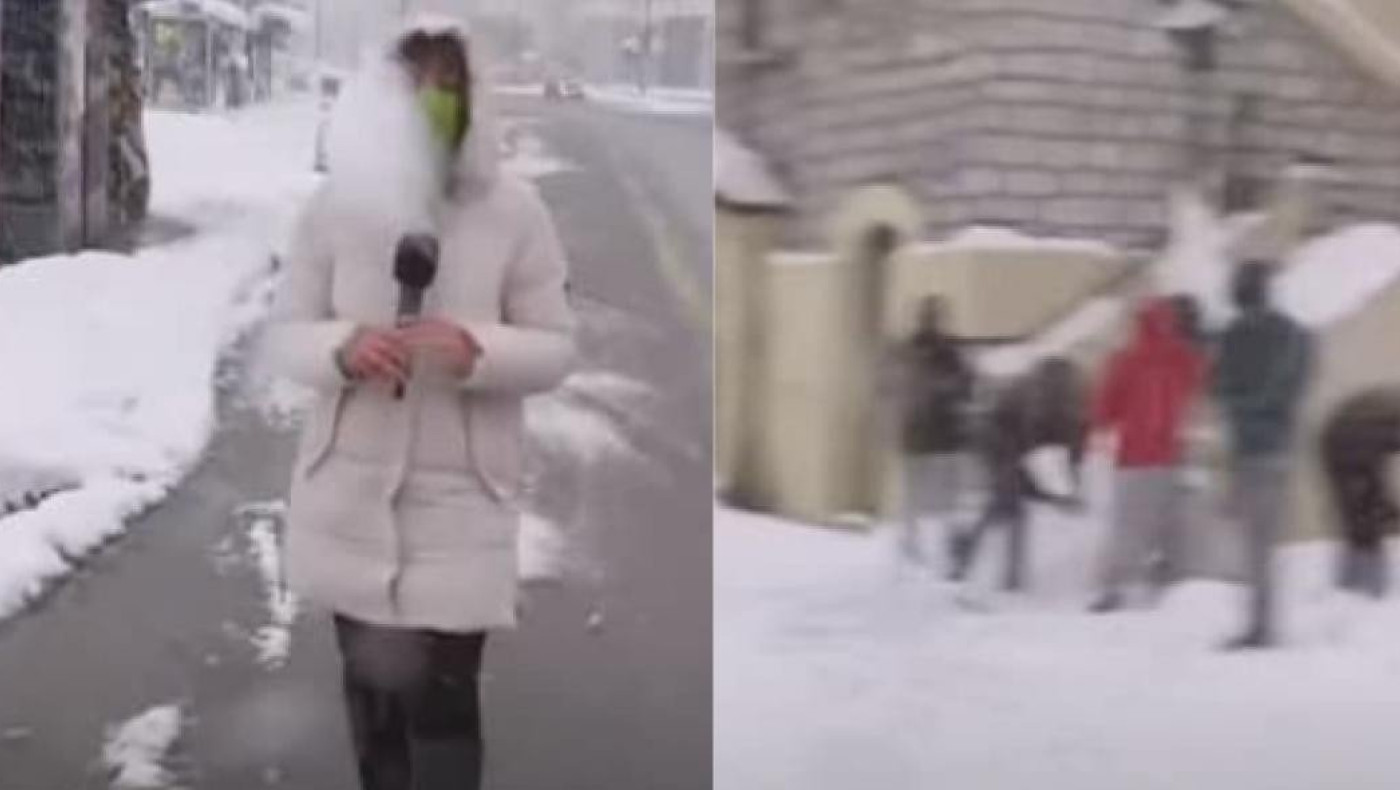 Επίθεση με... χιονόμπαλες σε ρεπόρτερ του ΣΚΑΪ στην Αθήνα