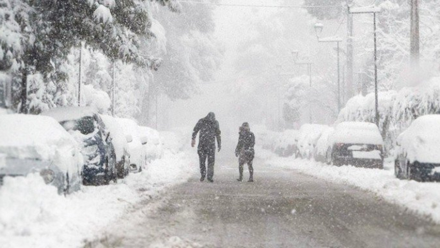 Μισόγυμνος έκανε βουτιές στο χιόνι σε... ζωντανή σύνδεση!