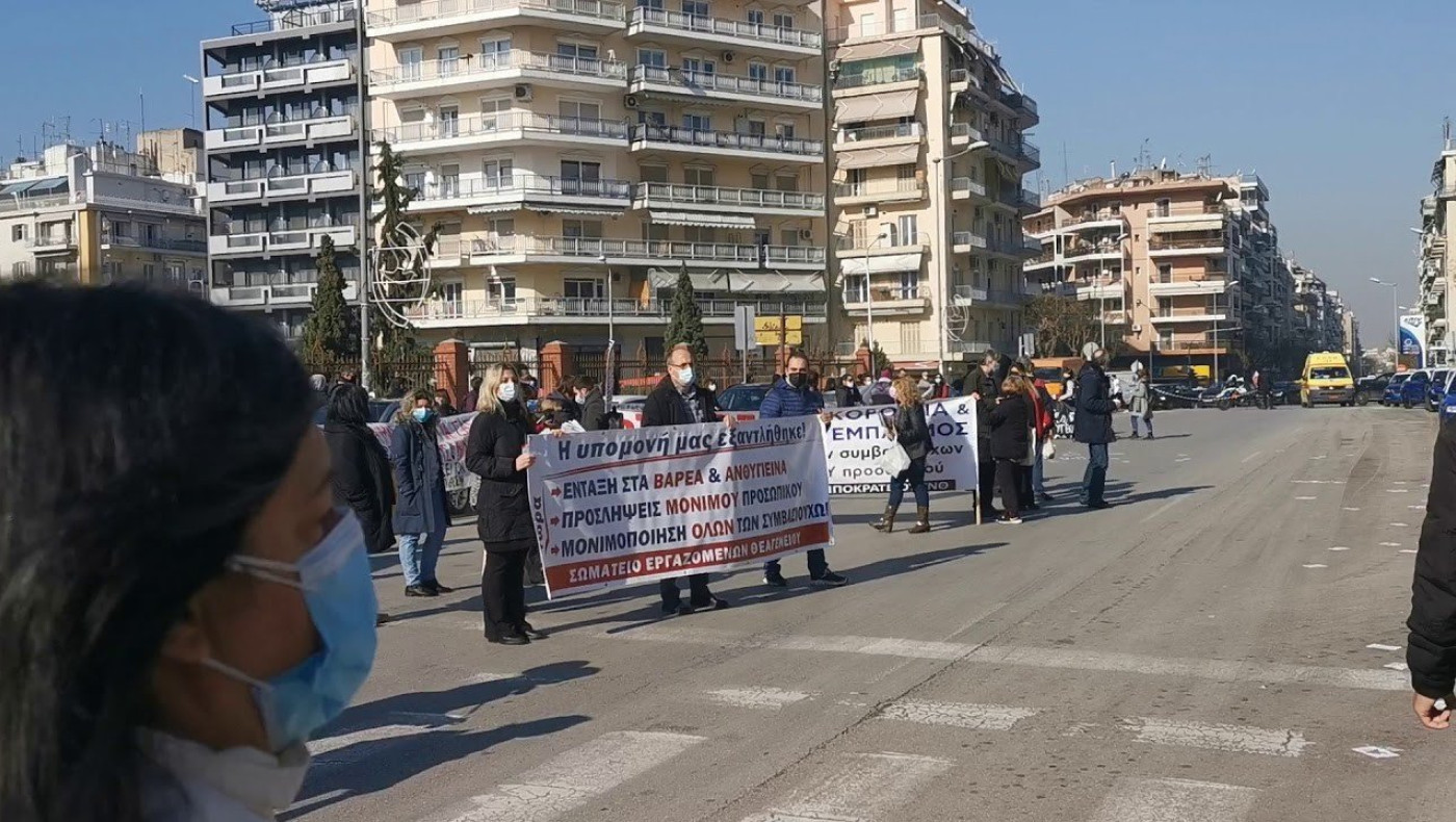 Θεσσαλονίκη: Κρέμασαν τις... μάσκες τους στο ΥΜΑΘ οι υγειονομικοί!