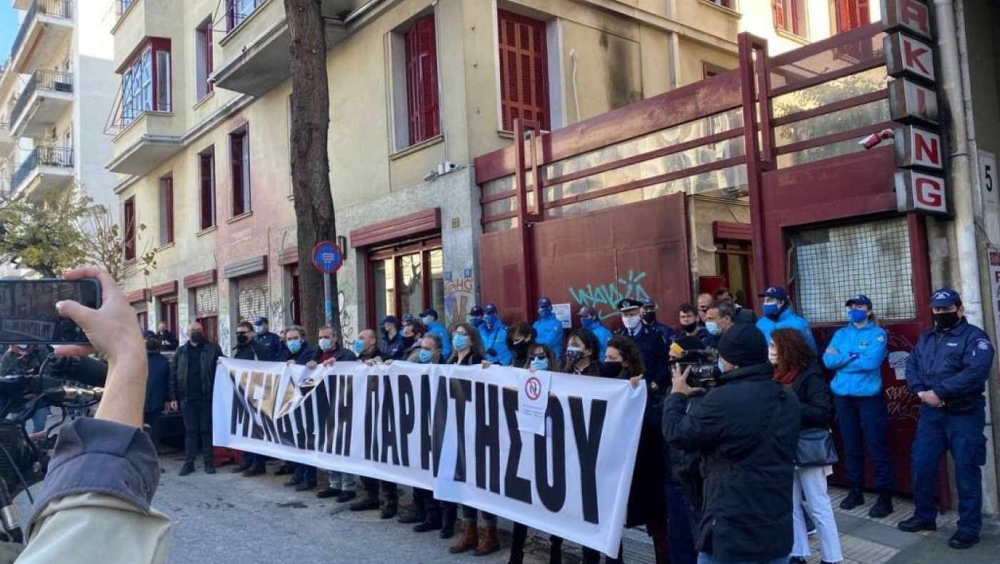 Καλλιτέχνες-ηθοποιοί ζητούν την παραίτηση Μενδώνη έξω από το Υπουργείο