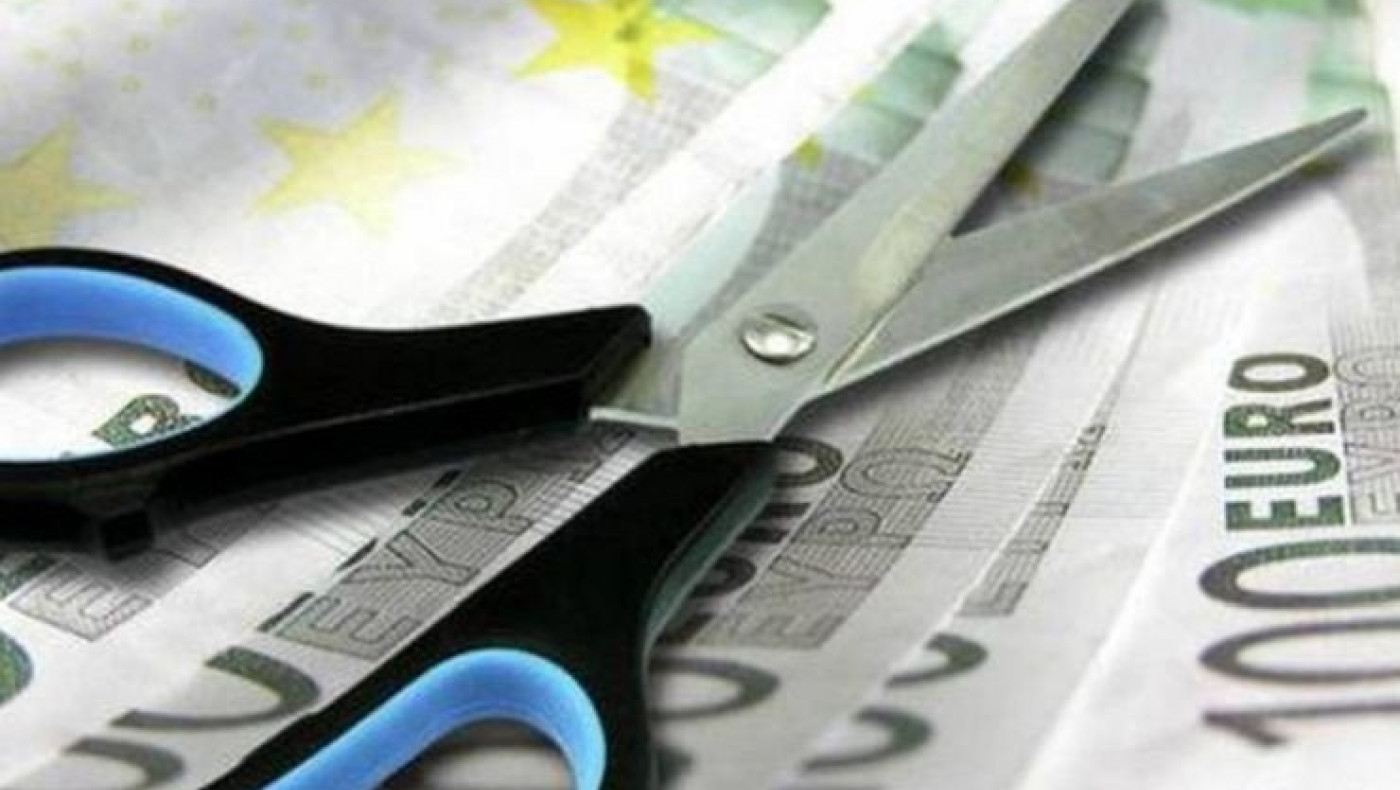 Ευρωπαϊκές χώρες «κρατικοποιούν» έξοδα και «κουρεύουν» υποχρεώσεις. Εμείς τι;