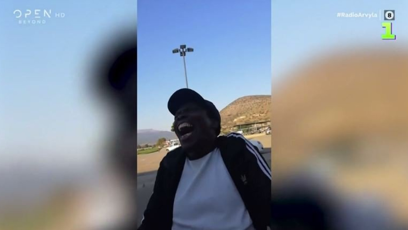 Ράδιο Αρβύλα: Αφρικανός ξεραίνεται στο γέλιο με την... ελληνική φορολογία