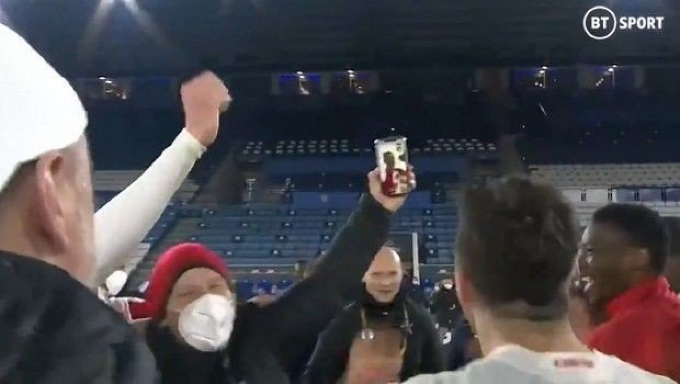 Οι παίκτες της Σλάβια πανηγύρισαν καλώντας τον Σούτσεκ σε βιντεοκλήση