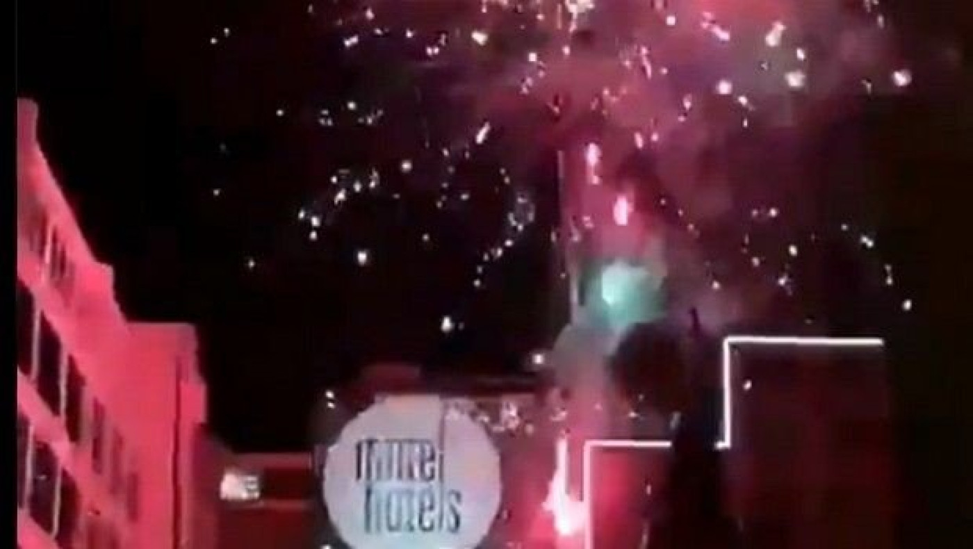 Βεγγαλικά έξω από το ξενοδοχείο του Ολυμπιακού από τους οπαδούς της Αϊντχόφεν!