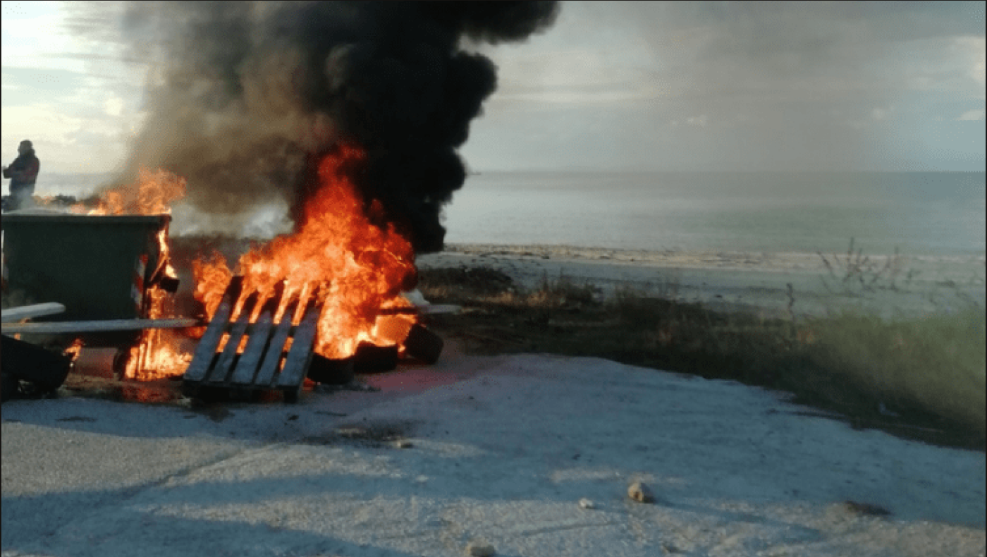 Ένταση στην παραλία Νικήτης κατά την άφιξη του εκσκαφέα!