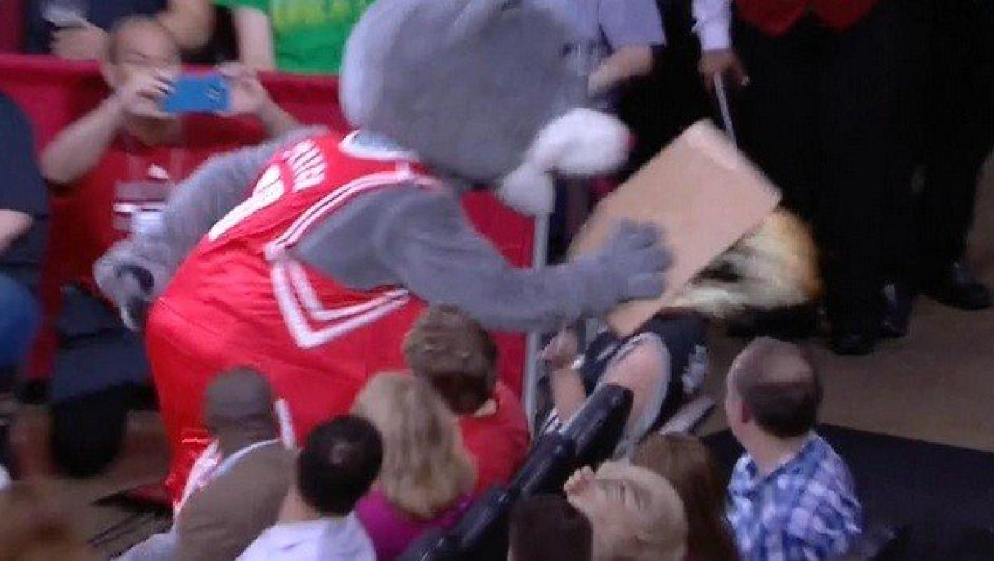 «Γλυκάθηκε» φίλαθλος των Σπέρς στο Χιούστον (video)