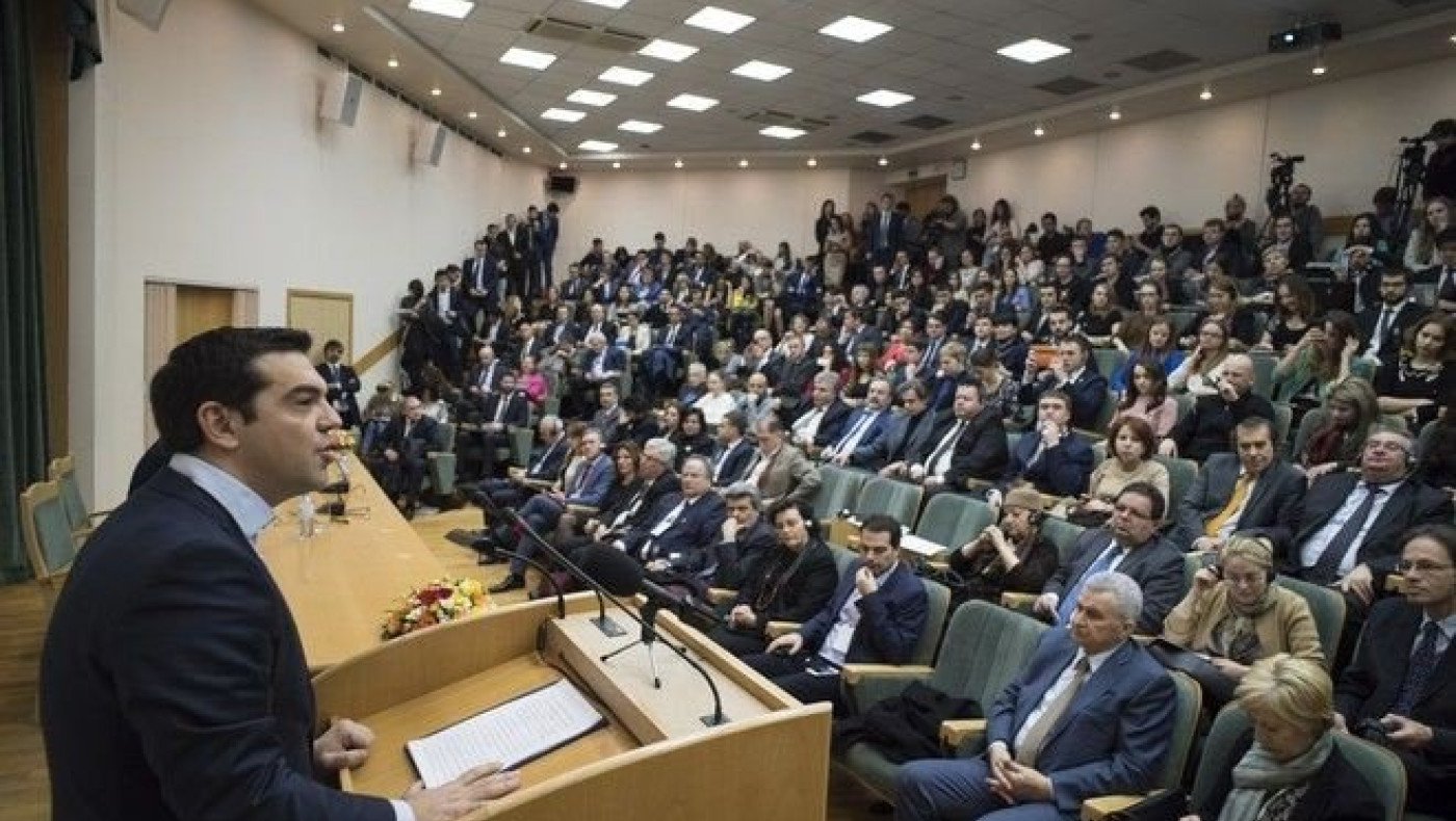 Φοιτητής από το Κιργιστάν αφήνει άφωνο τον Τσίπρα, μιλώντας του στα ελληνικά!